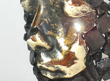 La scultura pensiero inconscio realizzata dallo scultore Giuseppe D'Angelo un viso realizzato in tormalina e bronzo lucido