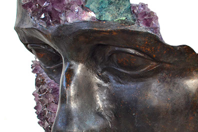 La scultura riflessi realizzata dallo scultore  Giuseppe D'Angelo un viso frammentato in alabastro e ottone
