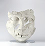 Giuseppe D'Angelo scultura un viso in agglomerato di marmo di Carrara 