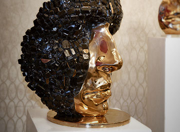 La scultura Turamali  realizzata dallo scultore Giuseppe D'Angelo un viso realizzato in tormalina nera e bronzo lucido