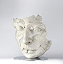 Giuseppe D'Angelo scultura un viso in agglomerato di marmo di Carrara 