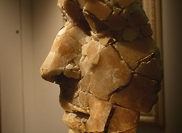 Un volto scultura in alabastro e bronzo realizzato dallo scultore siciliano Giuseppe D'Angelo