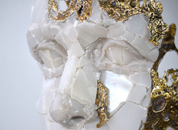 La scultura riflessi realizzata dallo scultore  Giuseppe D'Angelo un viso frammentato in alabastro e ottone