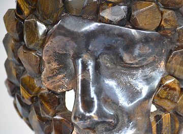 La scultura Fiore rosso in bronzo cromato con un'ape in argento sulla punta del naso realizzata dallo scultore Giuseppe D'Angelo