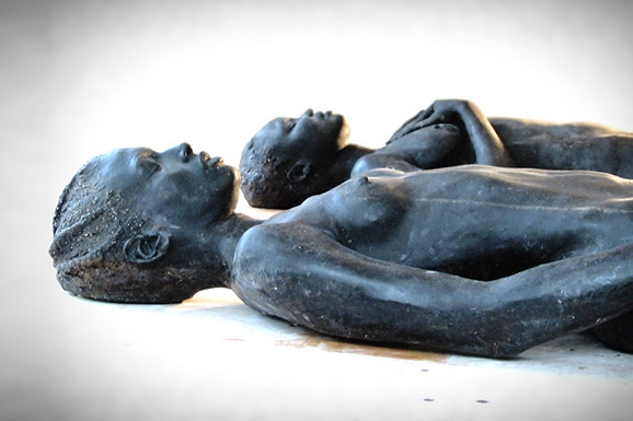 Mini bag realizzata in pelle nera e gialla.