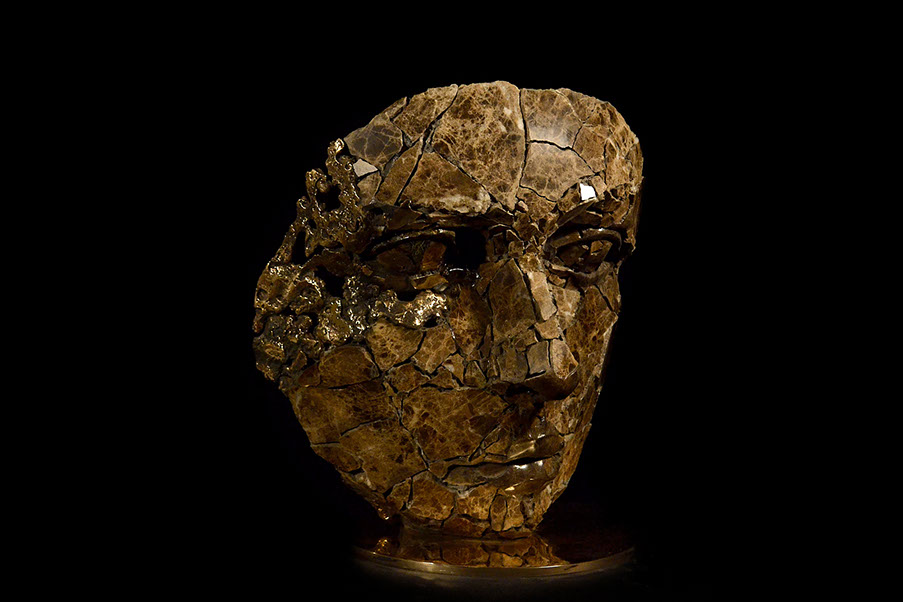 Giuseppe D'Angelo scultura un viso in bronzo e marmo emperador