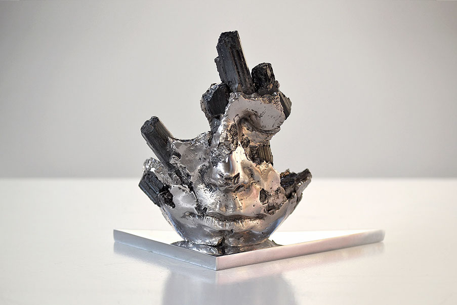 Giuseppe D'Angelo scultore realizza una&nbsp;&nbsp; scultura di un viso in metallo con innesti di tormalina su base cromata