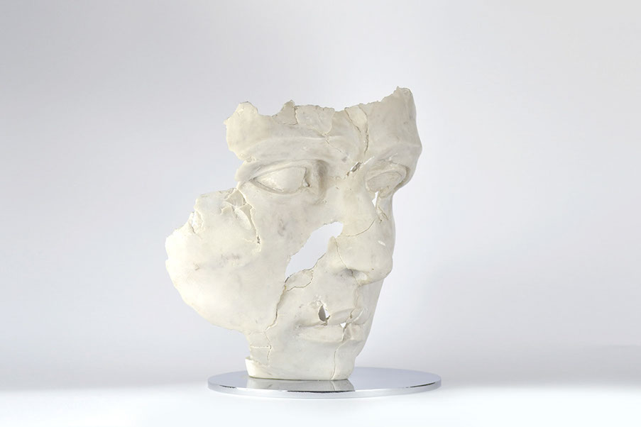 Giuseppe D'Angelo scultura un viso in agglomerato di marmo di Carrara 