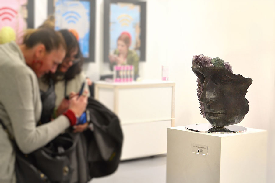 Giuseppe D'Angelo scultura un viso in bronzo e marmo emperador