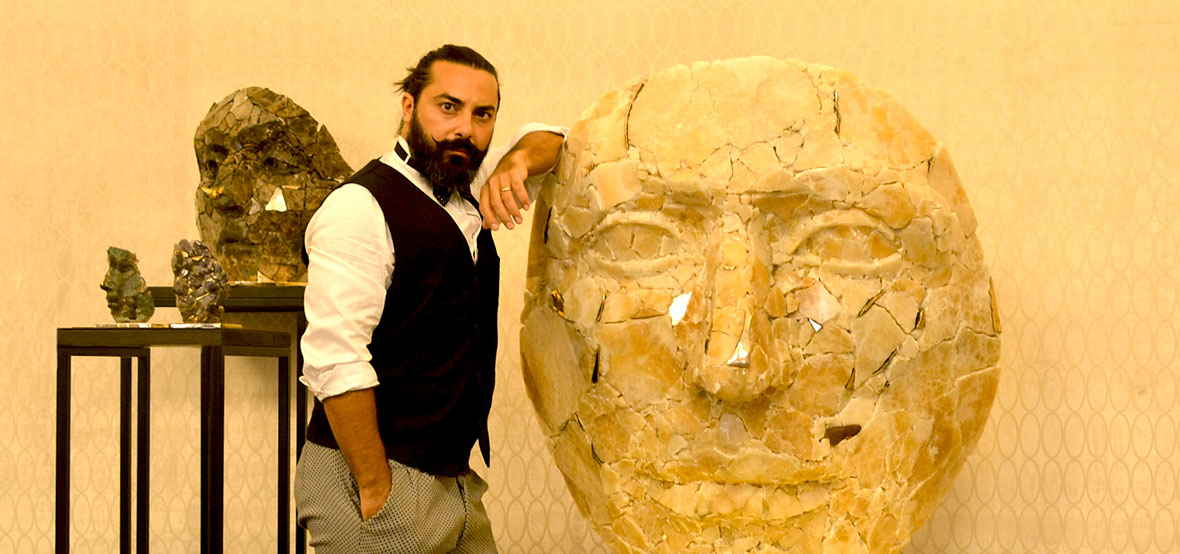 ritratto dello scultore Giuseppe D'Angelo in posa con una sua opera flusso di coscienza 