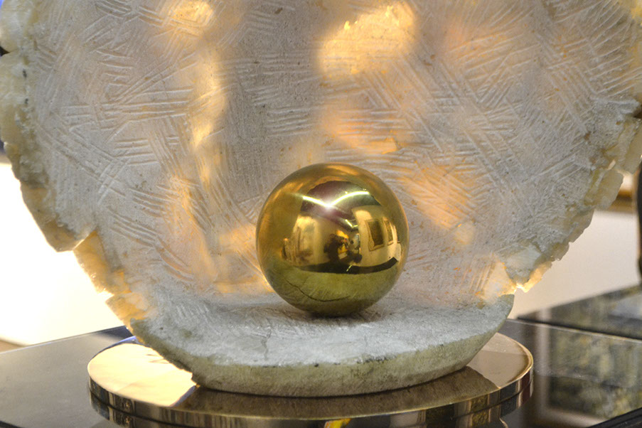 Giuseppe D'Angelo particolare scultura sfera inox dorata