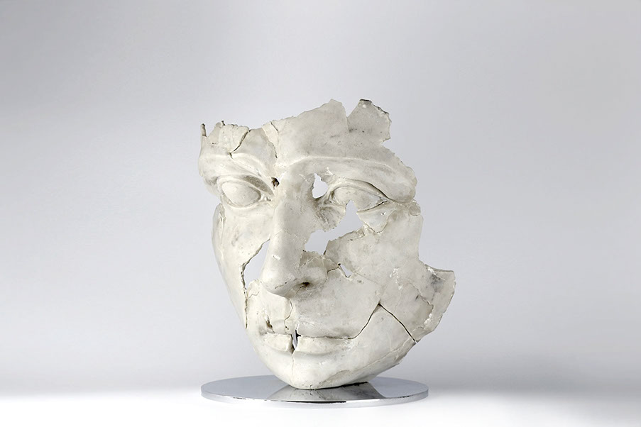 Giuseppe D'Angelo scultura un viso in agglomerato di marmo di Carrara 