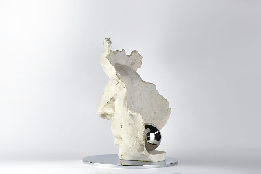 Giuseppe D'Angelo scultura un viso con sfera cromata posteriore