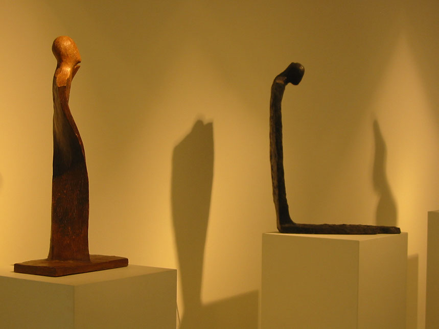Giuseppe D'Angelo scultura in terracotta uomo che tende la mano
