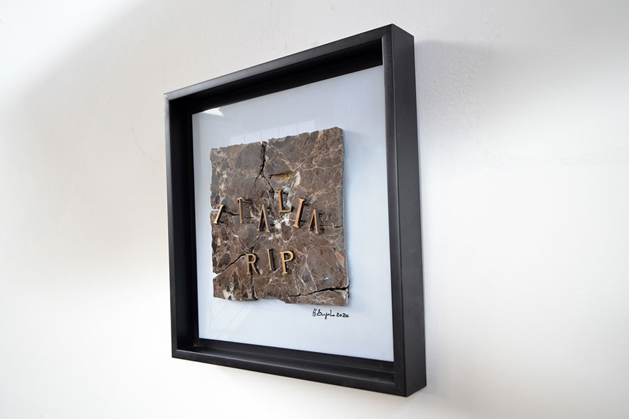 Giuseppe D'Angelo scultura in marmo emperador e lettere in bronzo