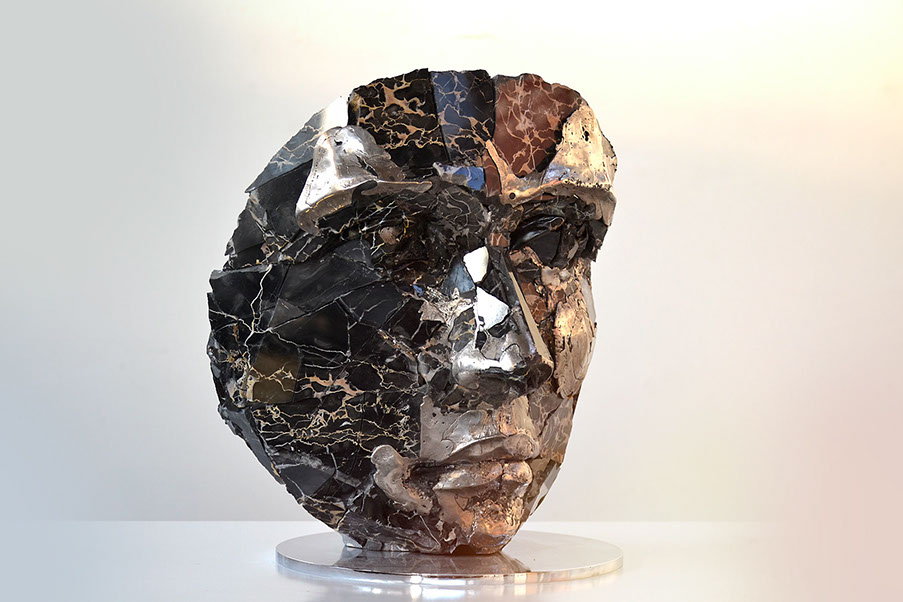 Giuseppe D'Angelo scultura un viso in metallo e marmo nero portoro