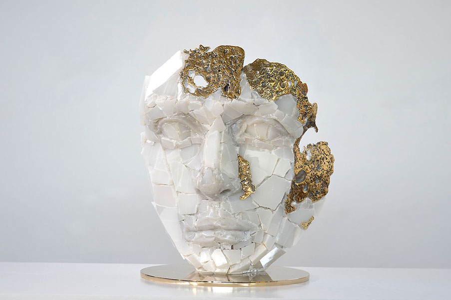 Giuseppe D'Angelo scultura un viso in bronzo e howlite 