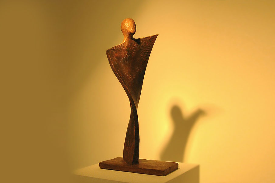 Giuseppe D'Angelo scultura in terracotta uomo che tende la mano
