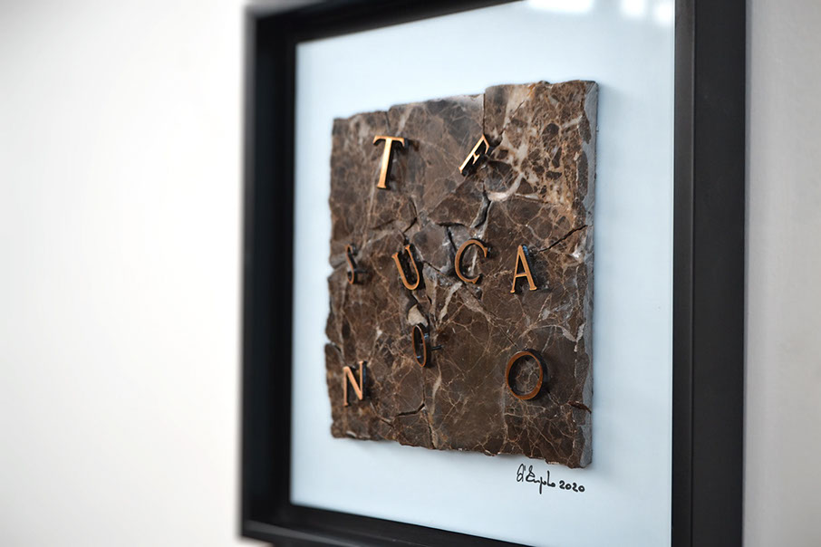 Giuseppe D'Angelo scultura marmo emperador e lettere in bronzo arte ai tempi del corona virus. Suca no fuoco paticolare