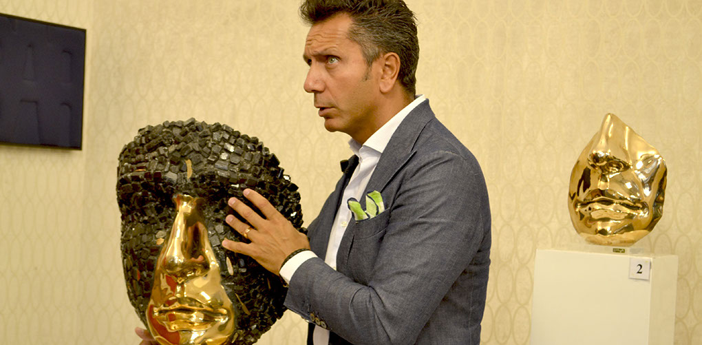 Gianluca Gaudio presenta la scultura di Giuseppe D'Angelo Turamali